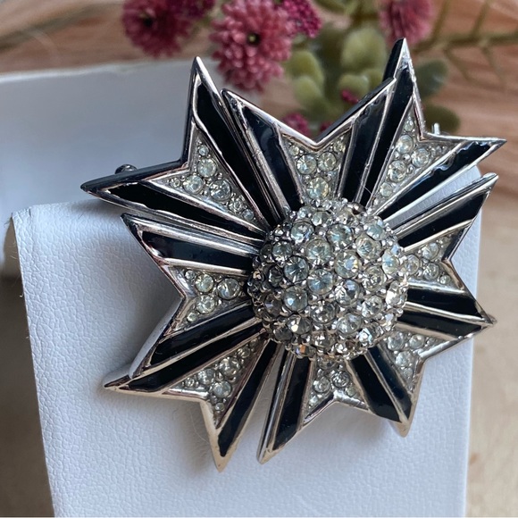 Vintage- Ciner- Enameled & Pave of Diamanté, Maltese Cross Brooch - Picture 2 of 11